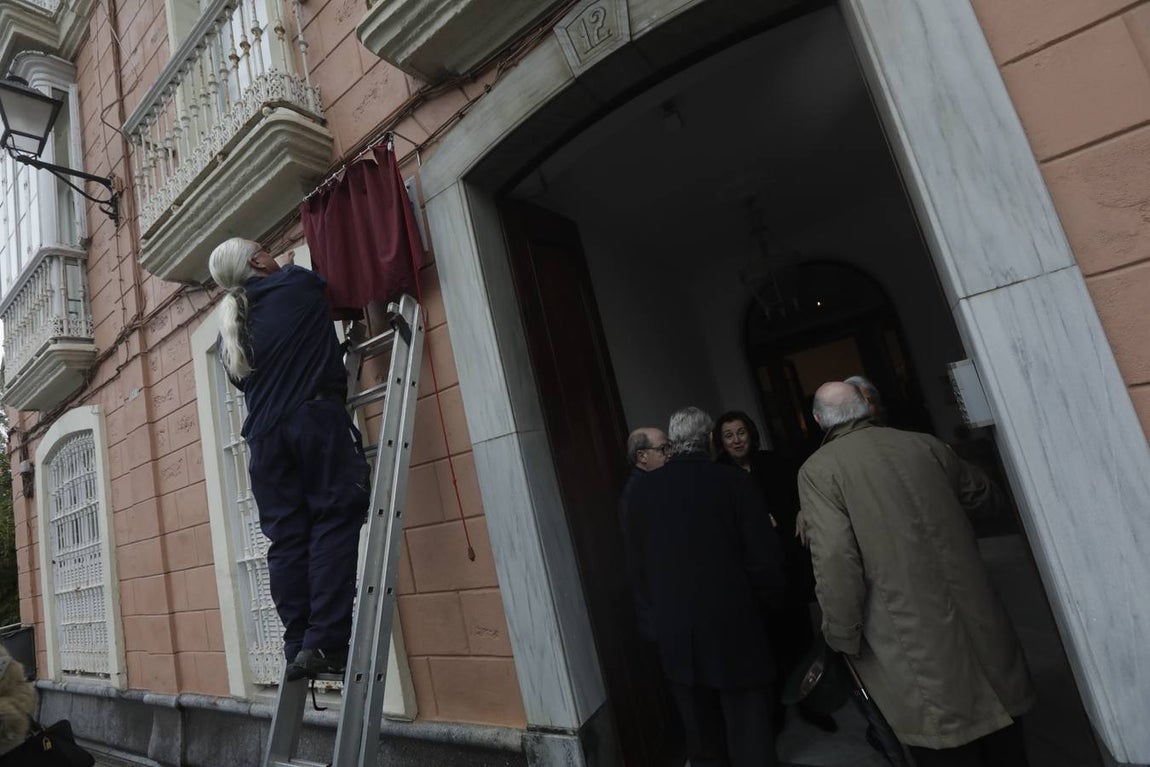 Descubren una placa en la casa natal de Pérez-Llorca
