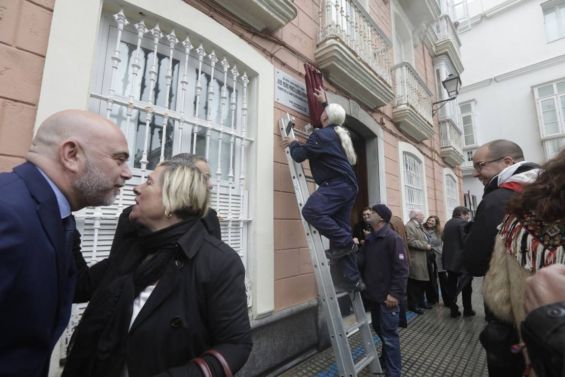 Descubren una placa en la casa natal de Pérez-Llorca