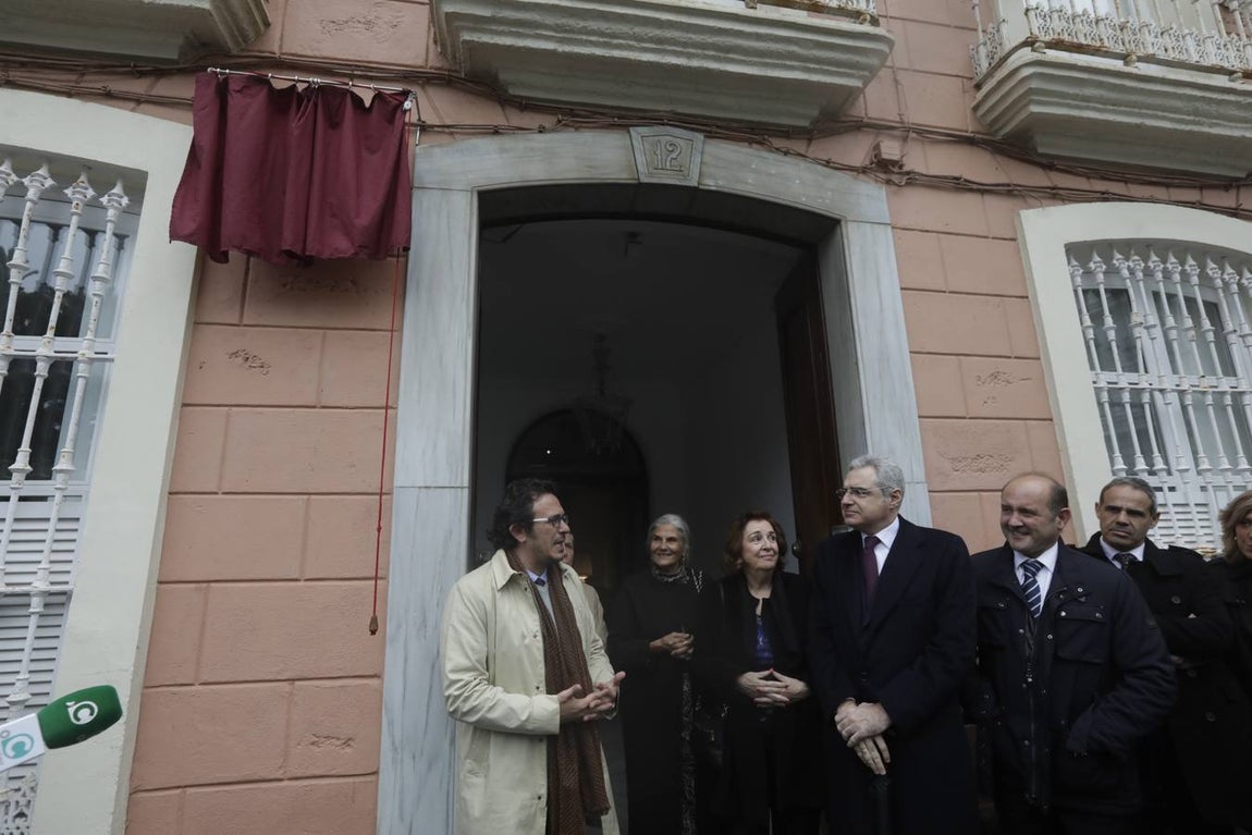 Descubren una placa en la casa natal de Pérez-Llorca