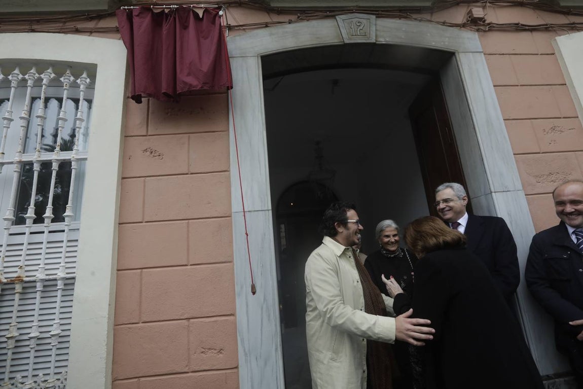 Descubren una placa en la casa natal de Pérez-Llorca