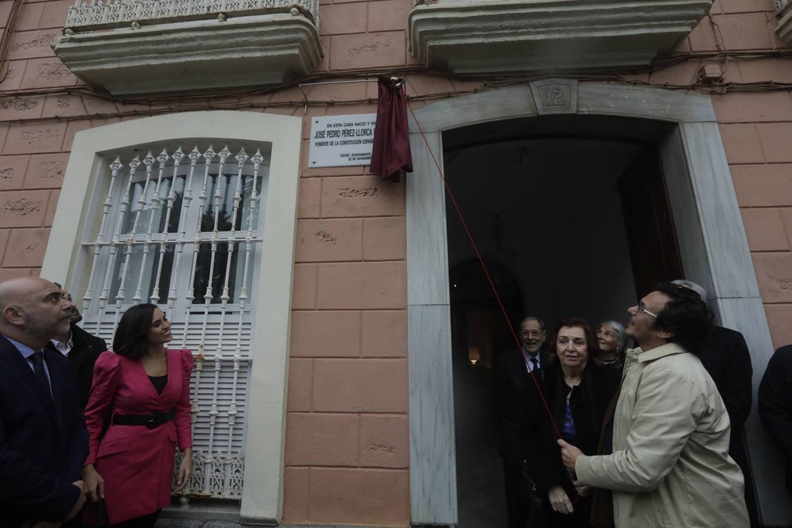 Descubren una placa en la casa natal de Pérez-Llorca