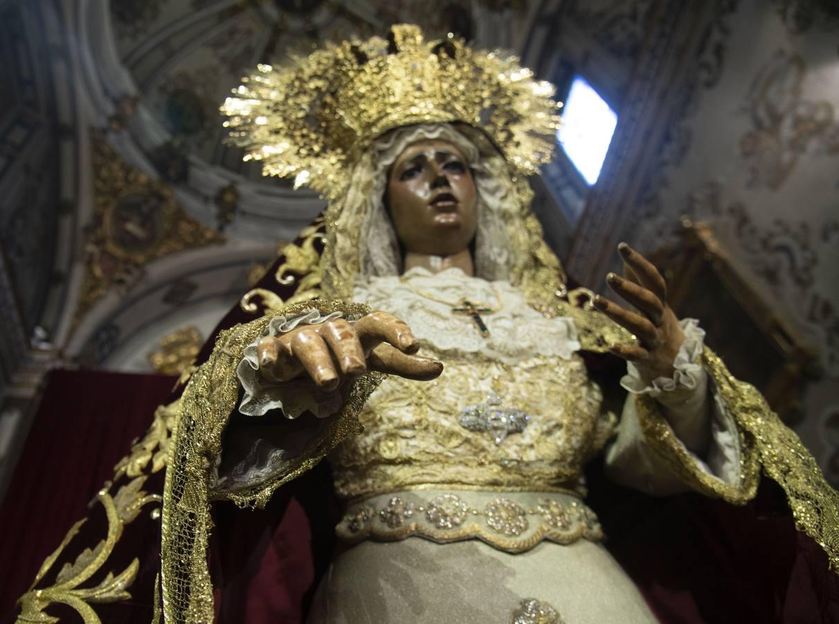 El besamanos de la Virgen de la Amargura