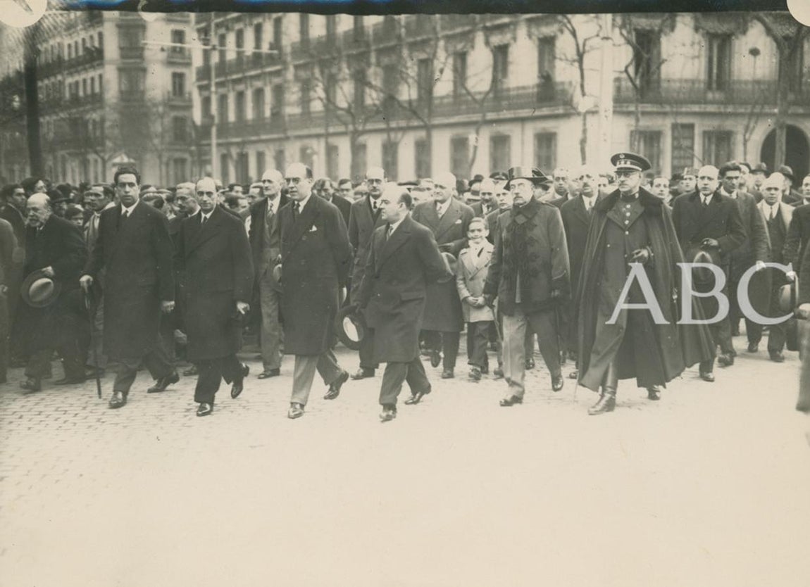 La presidencia del duelo en el entierro del guardia de asalto Juan AntonioEstera. 