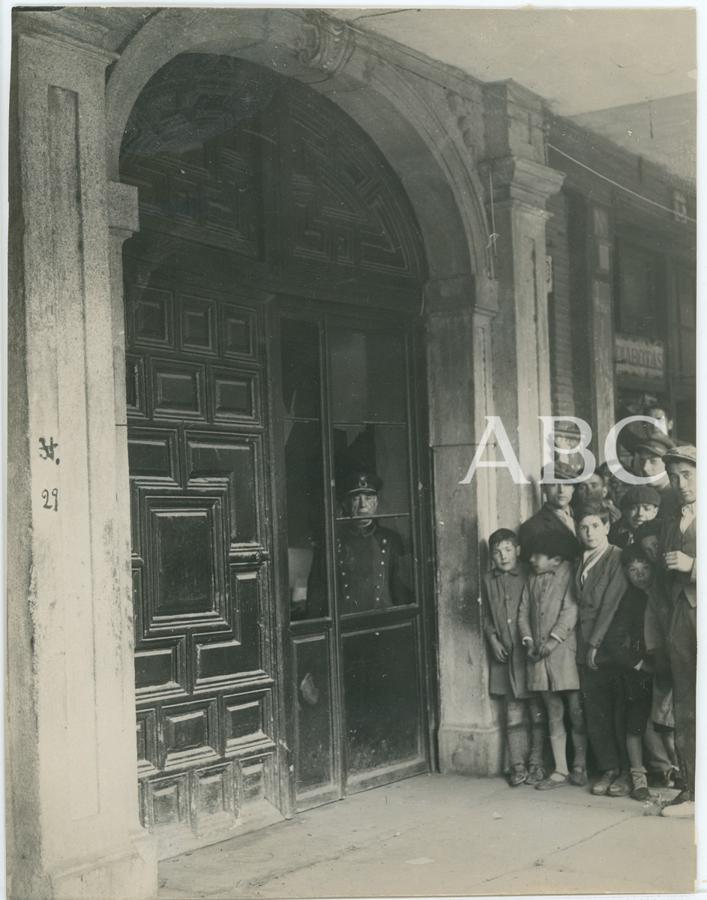 Puerta del cuartelillo municipal de Zocodover tras ser asaltado por los huelguistas. 