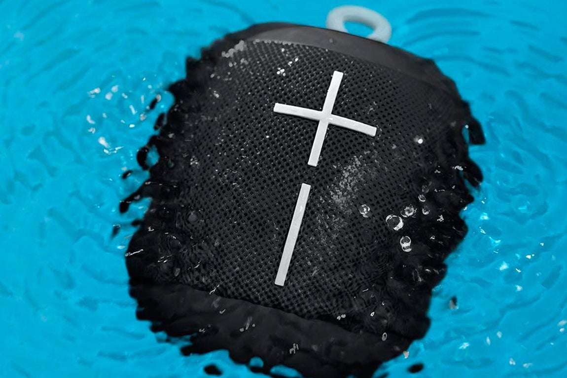 Altavoz sumergible. Un alltavoz hecho por y para los amantes del sonido. La empresa describe sus cualidades como claras, nítidas y "con graves magníficos y elegantes". Tiene una autonomía de 10 horas pero su peculiaridad más curiosa es el hecho de que flote y sea resistente al aguar. Durante el Black Friday su precio se rebajará desde  99,99 a 34,29 euros.