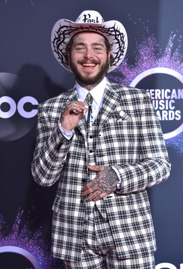 El «look» cowboy de Post Malone. 