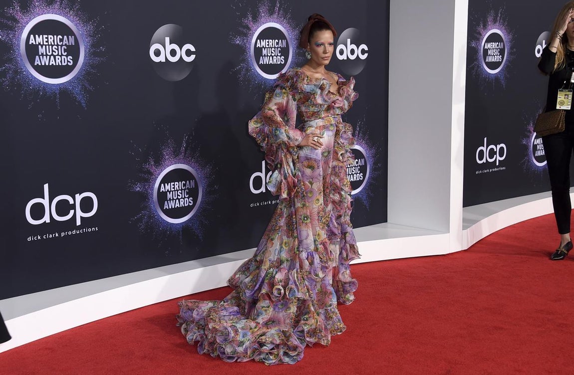 El problema de su look se contraría en el estampado escogido por Halsey. 