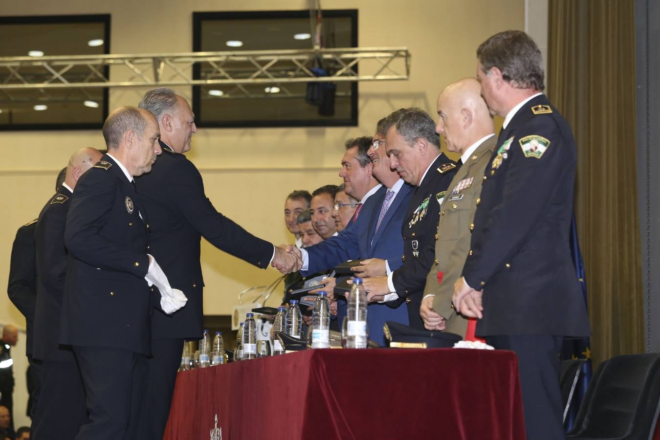 Entrega de medallas en la celebración de la festividad de la Polícia Local