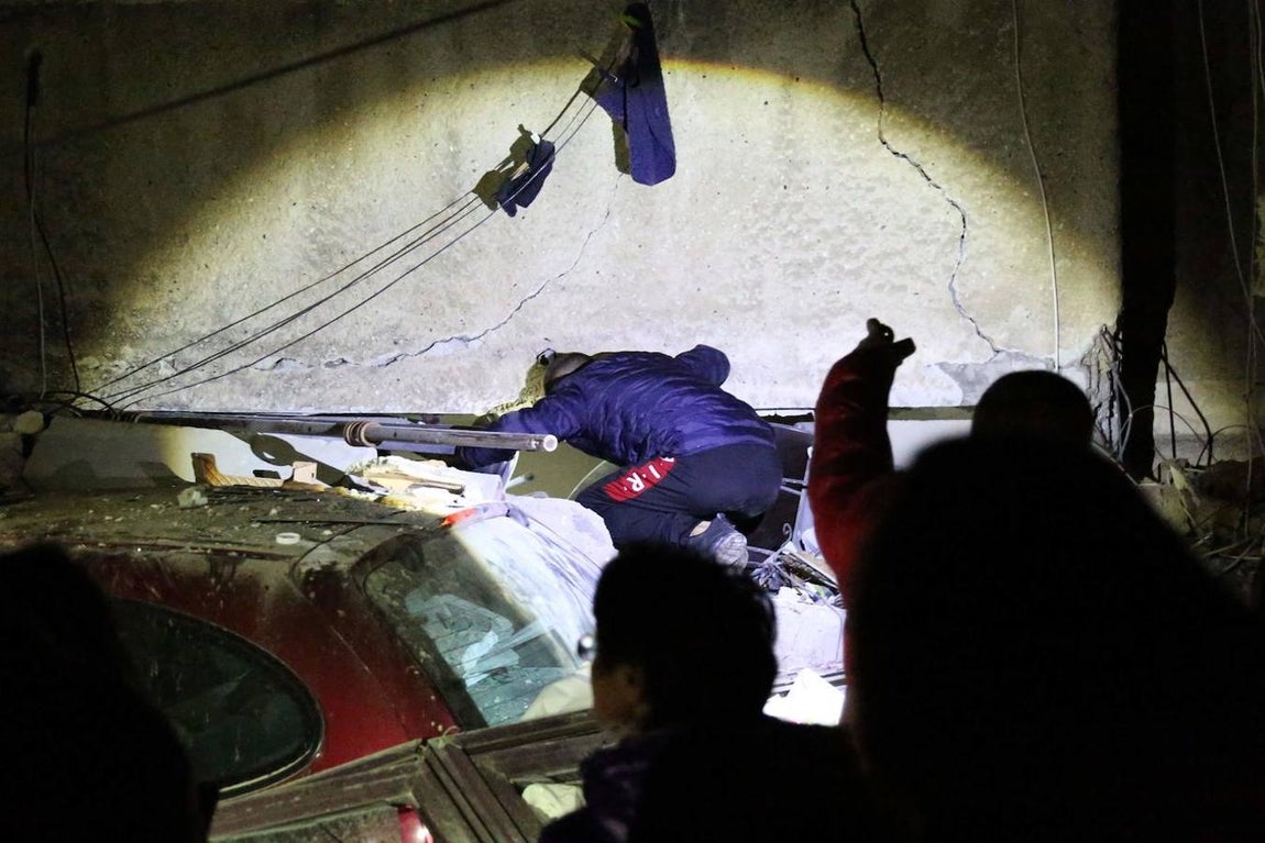 Un hombre mira el interior de un edificio dañado en la ciudad costera de Duress, al oeste de la capital, Tirana. 