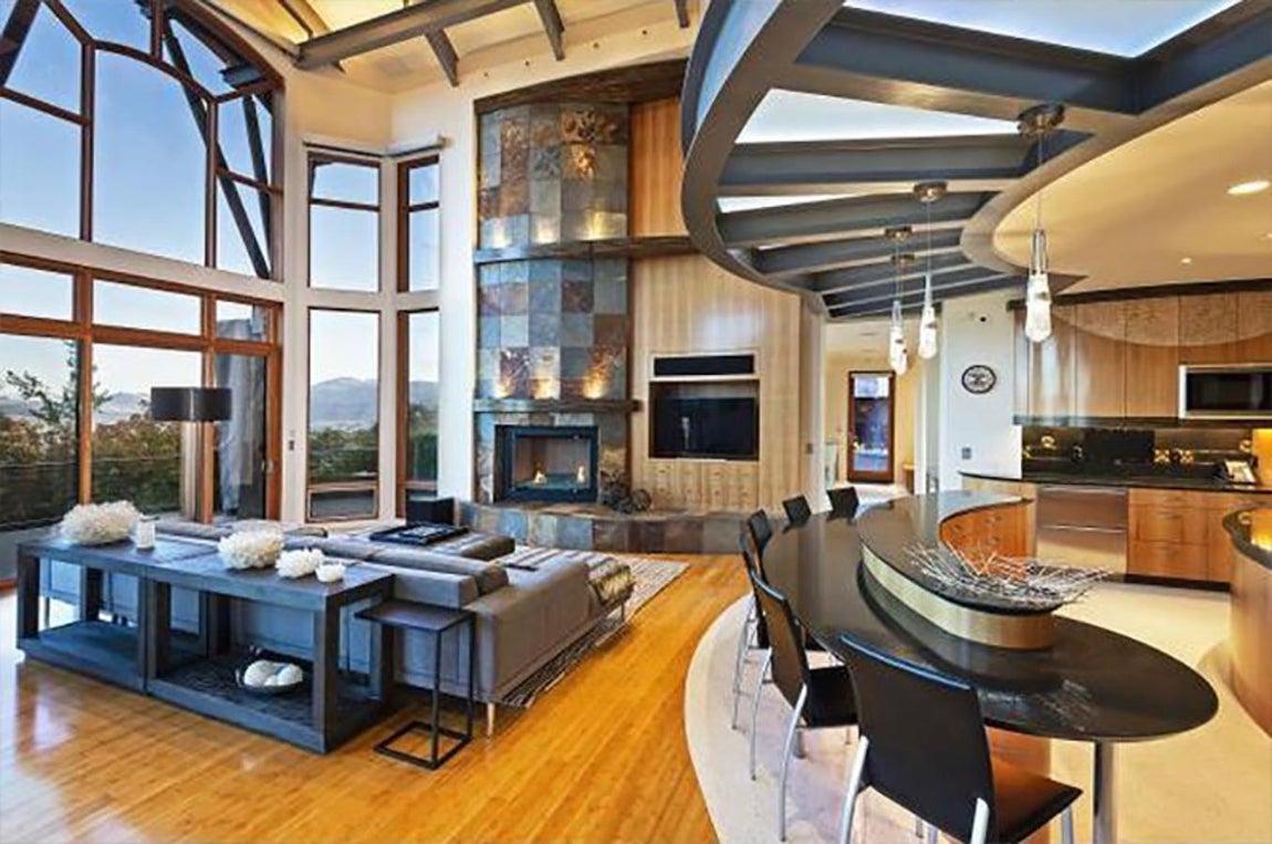 Michael Jordan, así es su casa. Invirtió su patrimonio en diferentes sectores, una gran parte de su fortuna se convirtió en patrimonio inmobiliario. En este momento tiene dos casas a la venta, cada cual más lujosa. Una de l<a href="https://www.abc.es/summum/living/casas/abci-casa-michael-jordan-consigue-303208530186-20191026004439_galeria.html" target="_blank">as casas de Michael Jordan está en Chicago y no consigue venderla</a> precisamente porque hay demasiado de sí mismo allí. Tiene bar, cine, una pista de baloncesto de tamaño natural, casino y sala de juegos