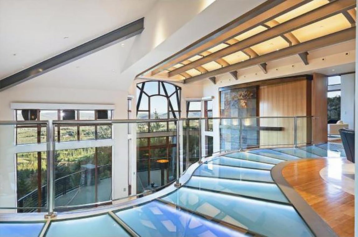 Michael Jordan, así es su casa. Aunque la casa se divida en varias plantas todas ellas están diseñadas en cascada, tipo loft, sobre el que se mantiene constantemente a la vista el salón y la terraza principal de la vivienda