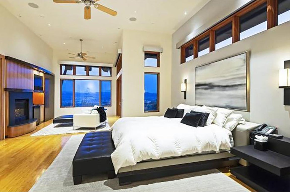 Michael Jordan, así es su casa. La suite principal marca la diferencia. Está revestida en bambú italiano y granito y su amplitud es excepcional. También tiene chimenea, que se usa tanto como elemento decorativo como para combatir el frío y, sobre todo, dar sensación de bienestar a quien la habita