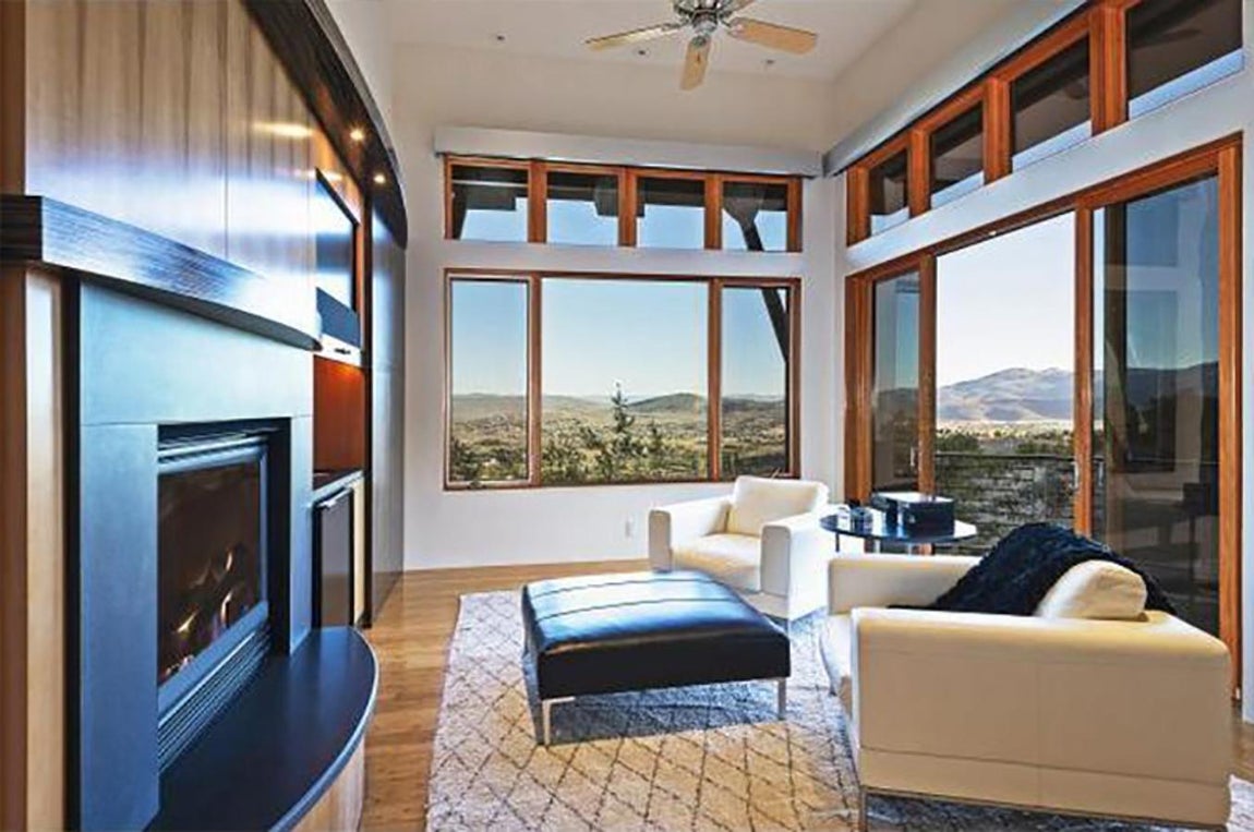 Michael Jordan, así es su casa. En el regugio de la leyenda de la NBA todos los muebles son de autor y están en venta. Quien desee hacerse con ella con sus accesorios originales podrá hacerlo a un coste superior. Todo es negociable pero las evidencias apuntan a que tendrá que pagar mueble por mueble