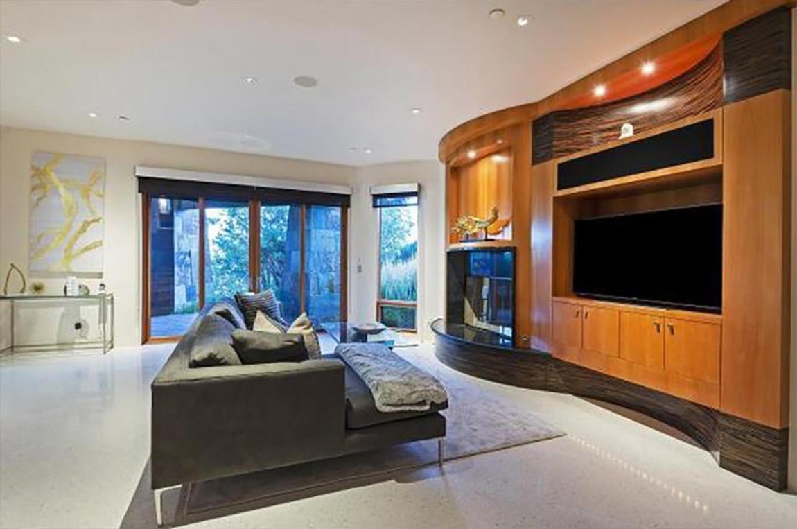 Michael Jordan, así es su casa. La casa cuenta también con obras de arte de creadores de prestigio en los que le asesoraron invertir. Los cuadros y esculturas también están en venta