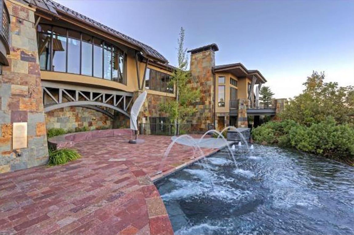 Michael Jordan, así es su casa. En los jardines de la mansión el exjugador de baloncesto hay una piscina infinita que llama la atención, quizsás porque desde ella se aprecian unas vistas envidiables de la montaña y por otro lado, el barroco sigue instalándose en las instalaciones de la casa, que incluso del tanque de agua brotan chorros fuertes líquidos para ejerza masaje sobre sus molestias musculares