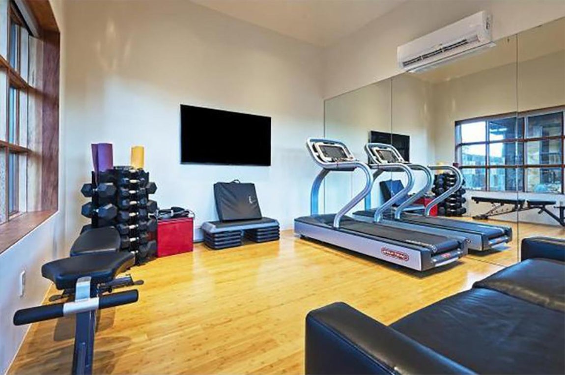 Michael Jordan, así es su casa. No hay casa de lujo que busque un espacio en esta categoría que no esté dotada de un gimnasio completo para ponerse en forma (o mantenerse en forma) bien en soledad o bien con <a href="https://www.abc.es/summum/living/salud-fitness/abci-entrenadores-personales-dosis-extra-motivacion-201705121630_noticia.html" target="_blank">un extra de motivación: los entrenadores personales</a>