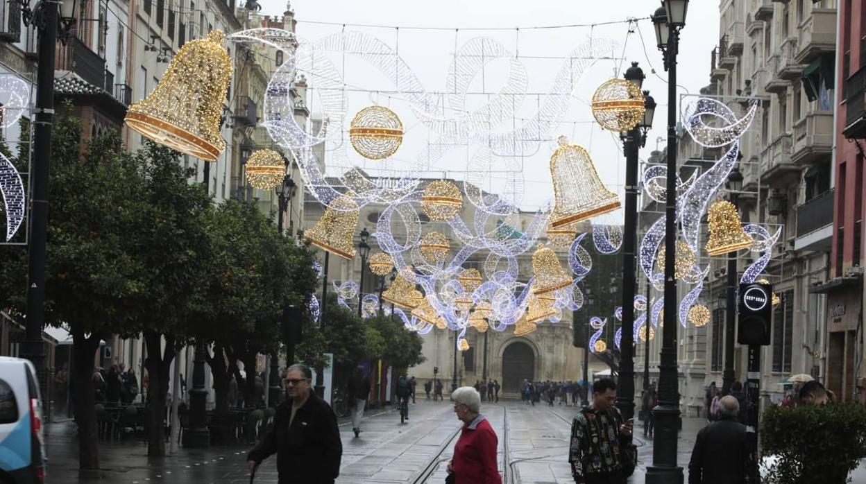 En imágenes, la prueba de iluminación navideña en la avenida de la Constitución de Sevilla