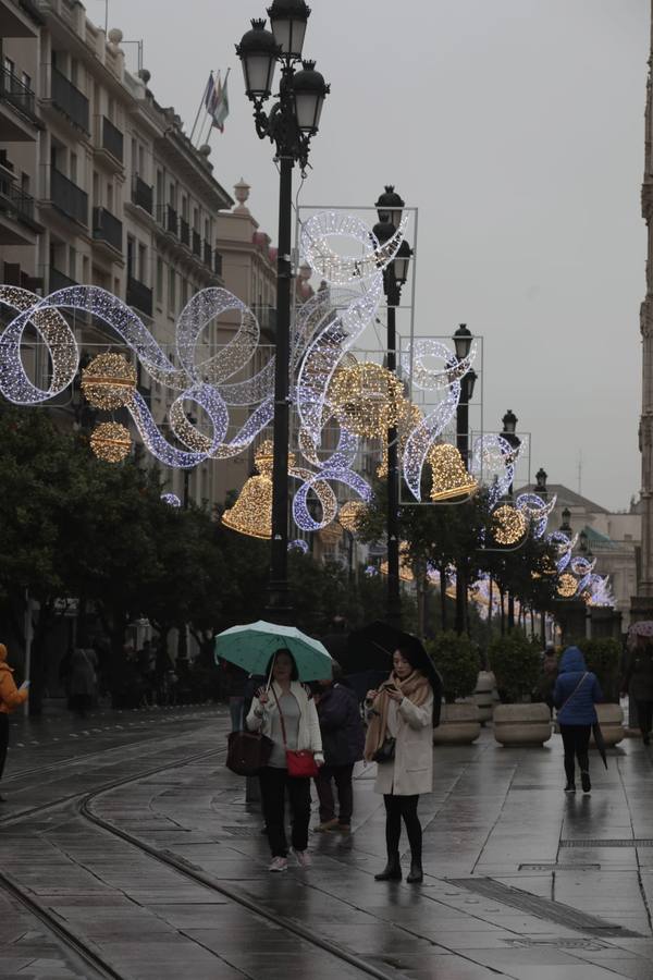 En imágenes, la prueba de iluminación navideña en la avenida de la Constitución de Sevilla