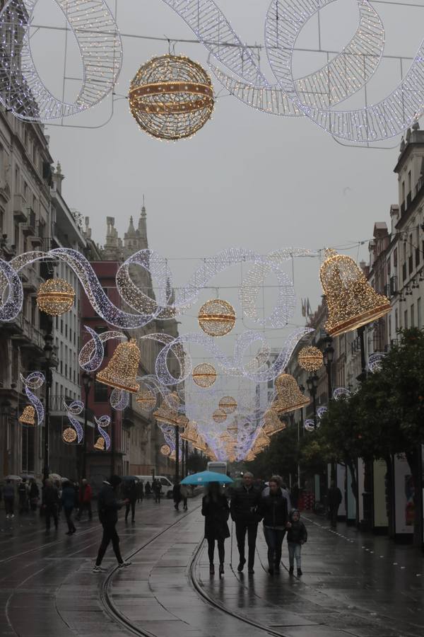 En imágenes, la prueba de iluminación navideña en la avenida de la Constitución de Sevilla