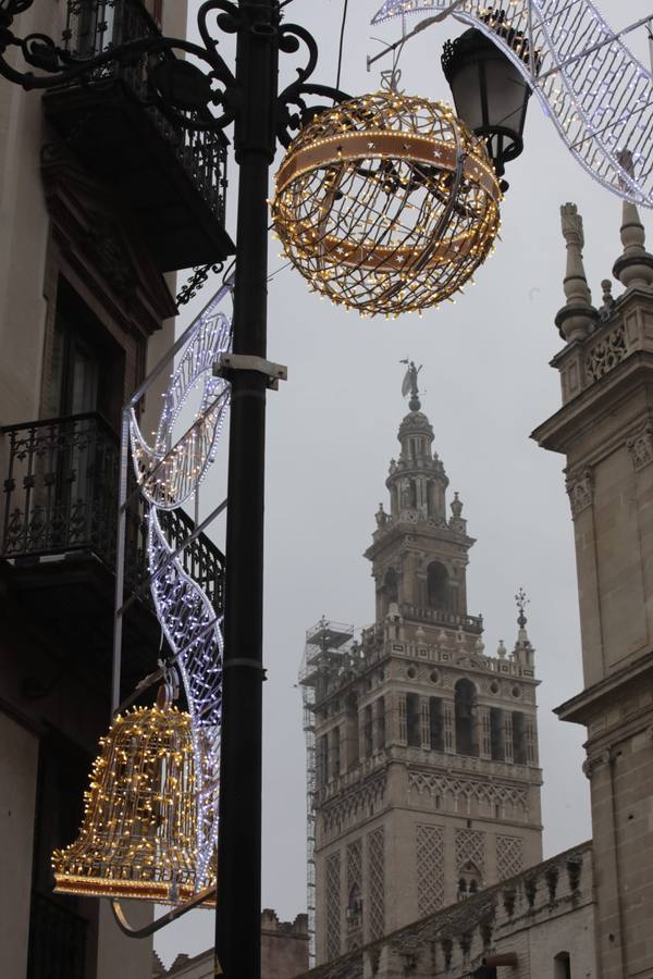 En imágenes, la prueba de iluminación navideña en la avenida de la Constitución de Sevilla