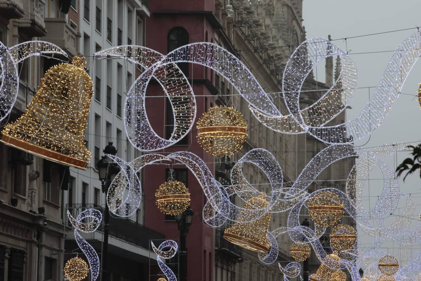 En imágenes, la prueba de iluminación navideña en la avenida de la Constitución de Sevilla