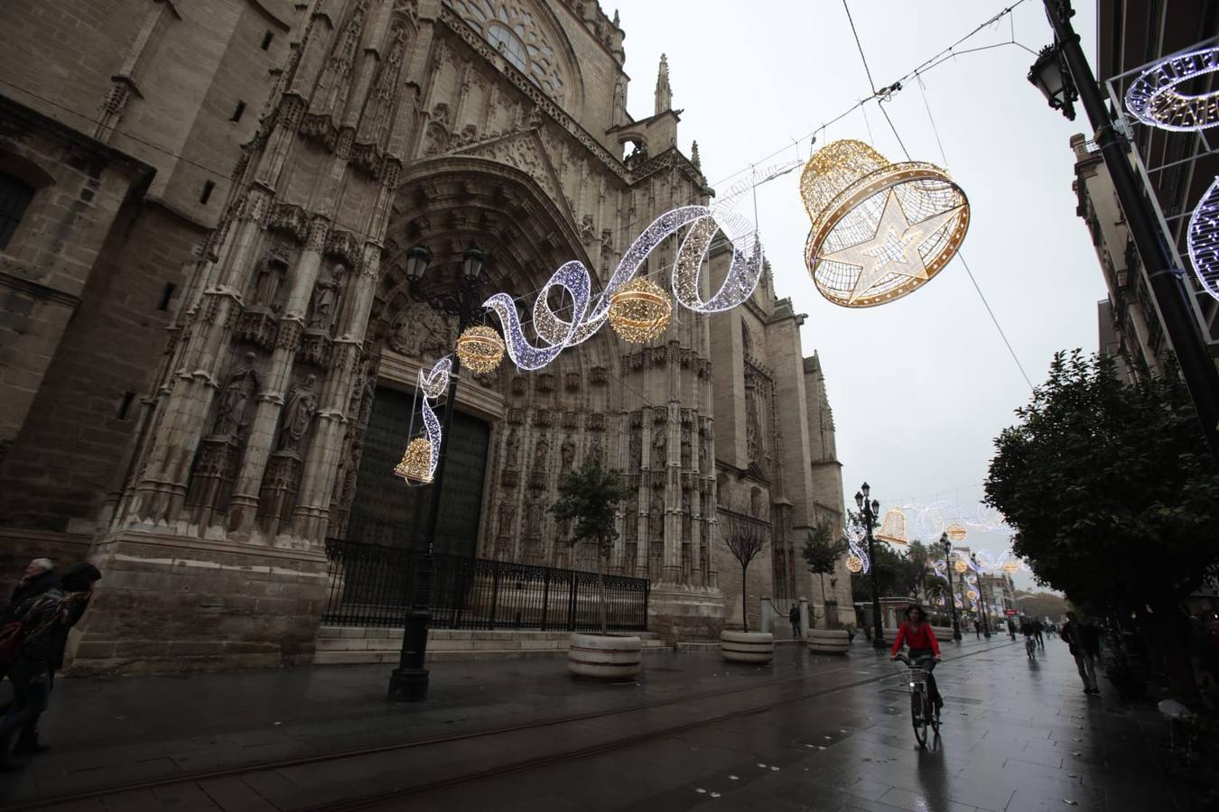 En imágenes, la prueba de iluminación navideña en la avenida de la Constitución de Sevilla