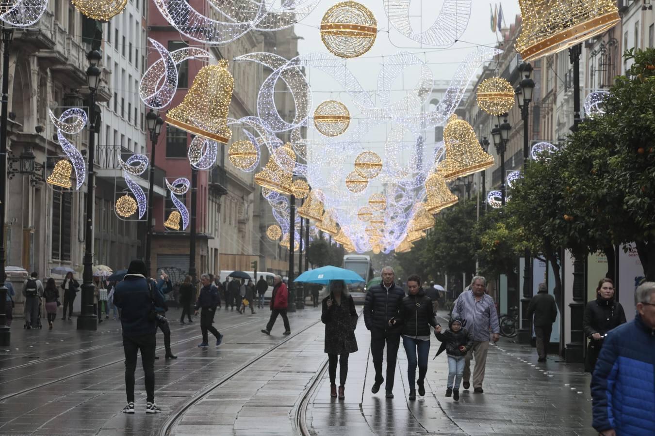 En imágenes, la prueba de iluminación navideña en la avenida de la Constitución de Sevilla