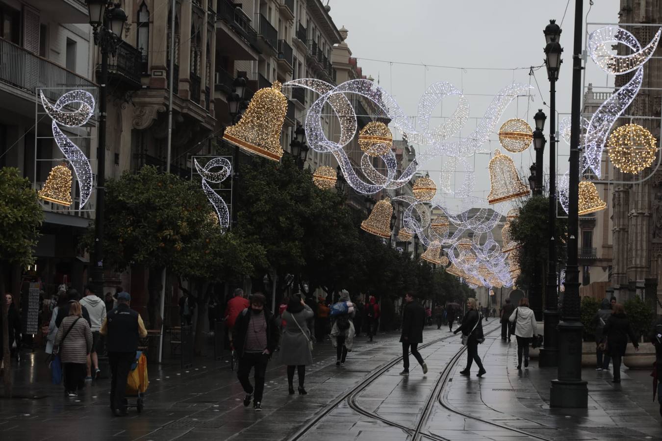 En imágenes, la prueba de iluminación navideña en la avenida de la Constitución de Sevilla