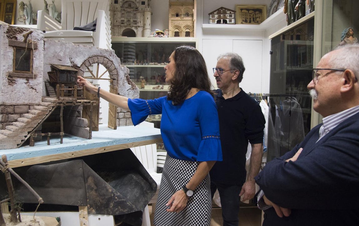 Visita al taller. La consejera de Presidencia de la Comunidad de Madrid, María Eugenia Carballedo, ha visitado este martes el taller de la Asociación de Belenistas.