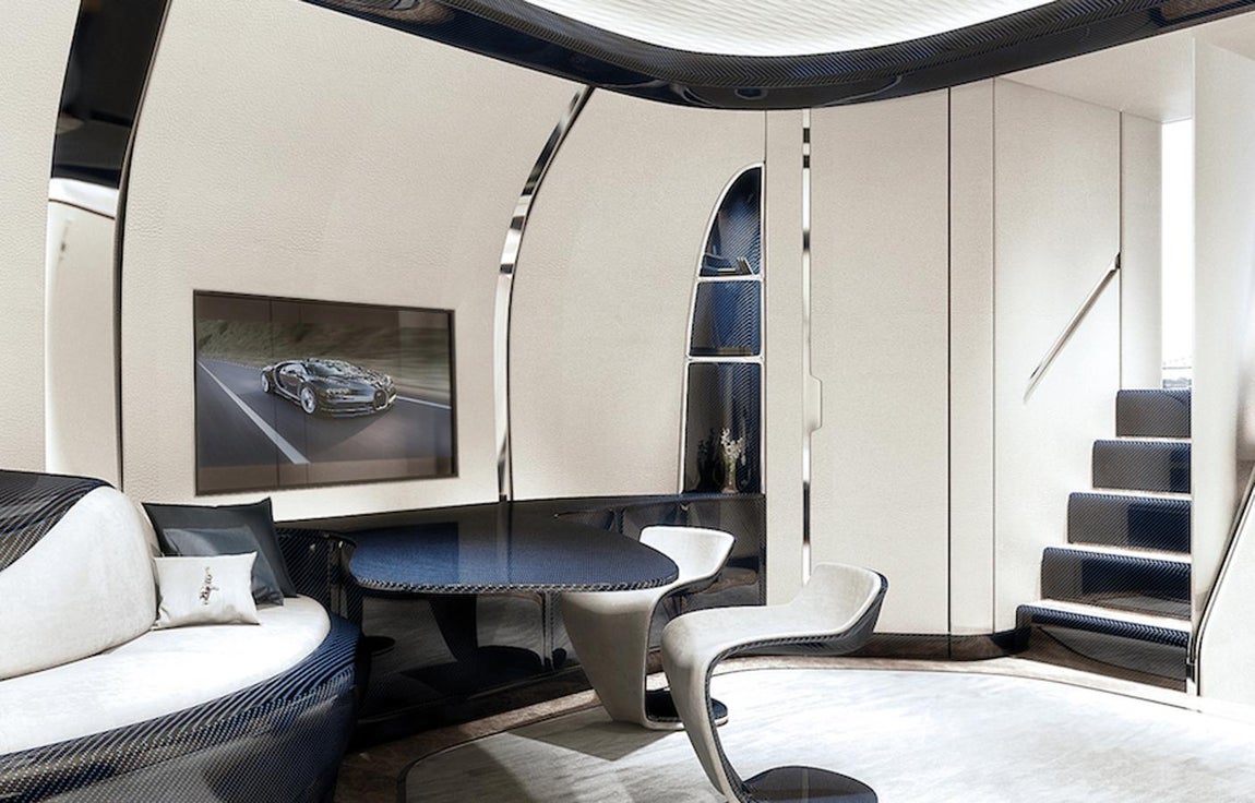 Bugatti Niniette 66, un yate para experimientar el lujo en alta mar. Modernidad y confort se dan la mano en el salón interior con forma de herradura . Este espacio rinde un sutil homenaje a la herencia automotriz de Bugatti. Sofás de carbono y cuero, sillas de diseños y un increíble tragaluz que aporta luminosidad al interior.