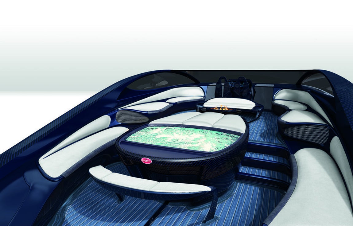 Bugatti Niniette 66, un yate para experimientar el lujo en alta mar. En el exterior sorprenden sus diferentes opciones.  El espacio está presidido por una cama para tomar el sol mientras navegas que, además, se abre para convertirse en un jacuzzi en el que relajarse cóctel en mano. A su alrededor, sofás de cuero blanco en los que sentarse a charlar con amigos, ¿se puede pedir más? sí, se puede.