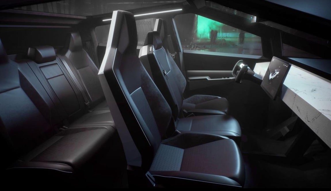 Cybertruck. En el interior, forrado en piel y muy espacioso, hay una pantalla táctil, al igual que en el Model 3, que servirá para controlar todos los aspectos de Cybertruck. El volante también recibe un importante rediseño que abandona el formato circular. Tiene capacidad para seis pasajeros y en la parte trasera cuenta con una 'cama' de casi 2 metros, que han llamada "la bóveda". Esta bóveda cuenta con una cubierta desplegable e incluso se cuenta con una rampa oculta en la parte inferior, que sirve para subir vehículos o algo con ruedas.