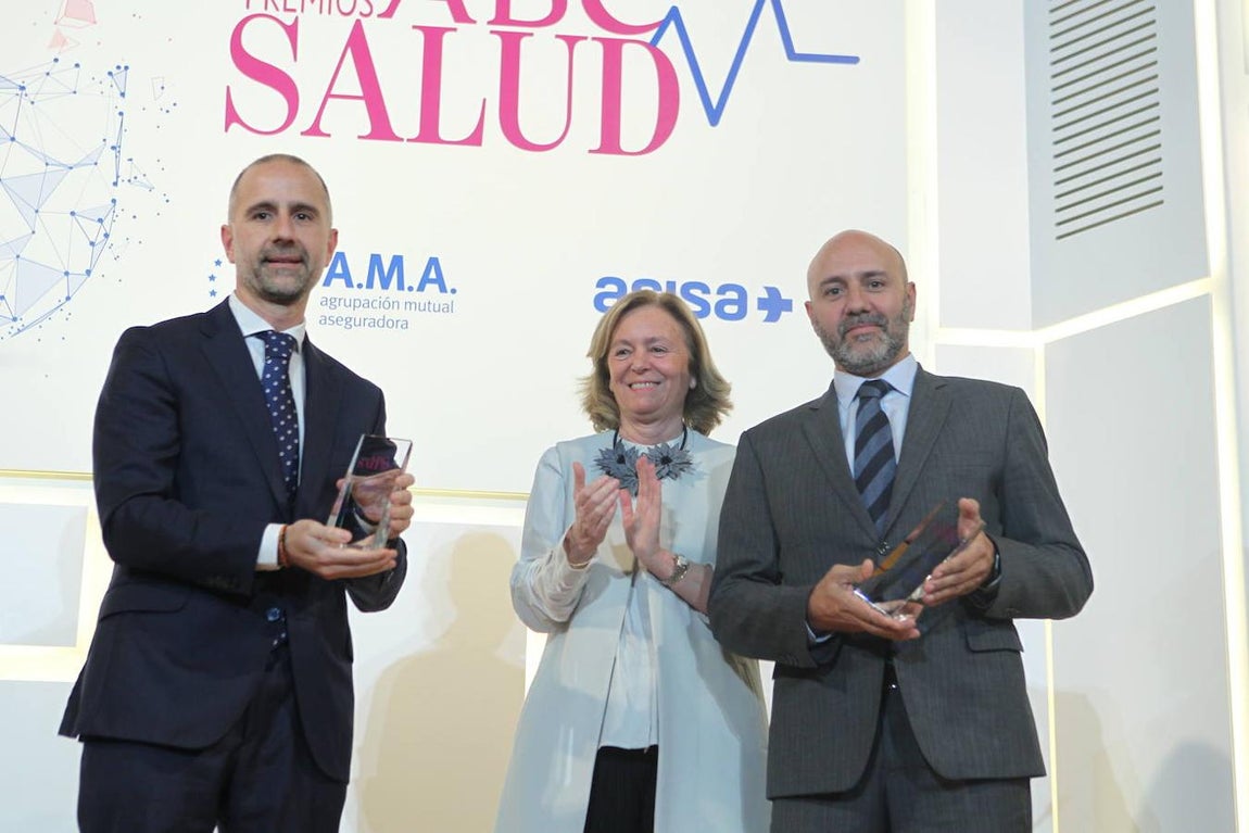 La presidenta editora de ABC, Catalina Luca de Tena, entrega el Premio ABC Salud al Medicamento del Año a KYMRIAH, del laboratorio Novartis Oncology y a YESCARTA, de Gilead Science. Lo recogen José Marcilla, director general de Novartis Oncología y Carlos Alvés, senior director cell therapy Kite Gilead. 