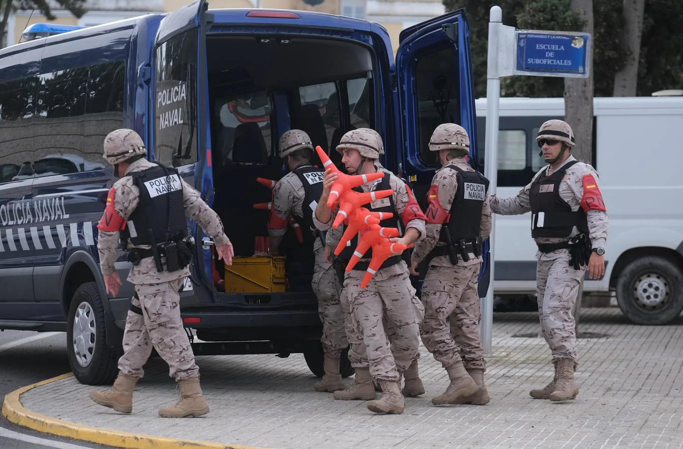 FOTOS: Actuación frente a un paquete explosivo simulado en el Tercio de Armada