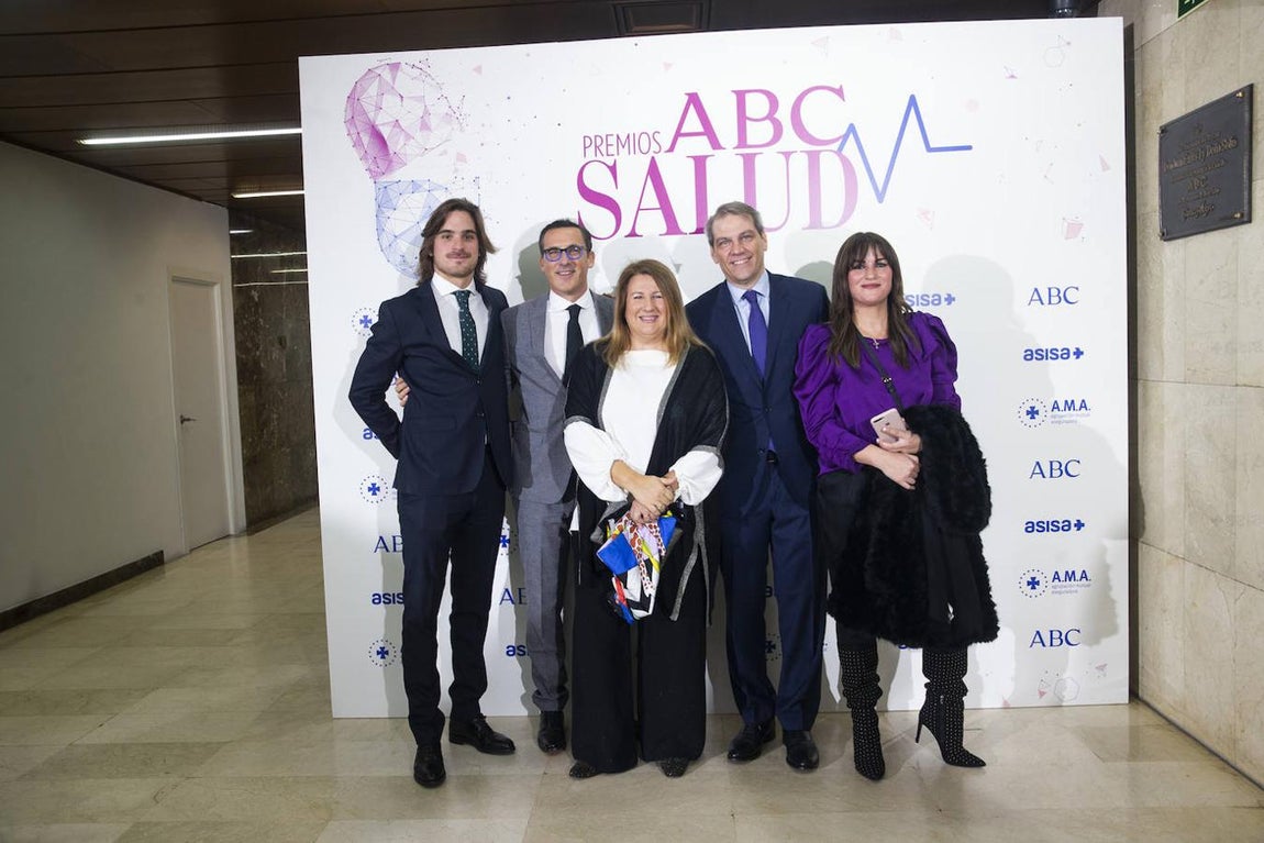 Vicent Sourdaine y Paloma Beltrán, junto al resto del equipo de Boston Scientific. 