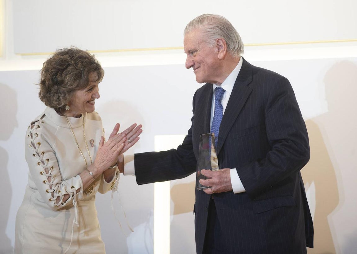 La ministra de Sanidad, Consumo y Bienestar Social, María Luisa Carcedo, entrega el premio al doctor Valentín Fuster. 