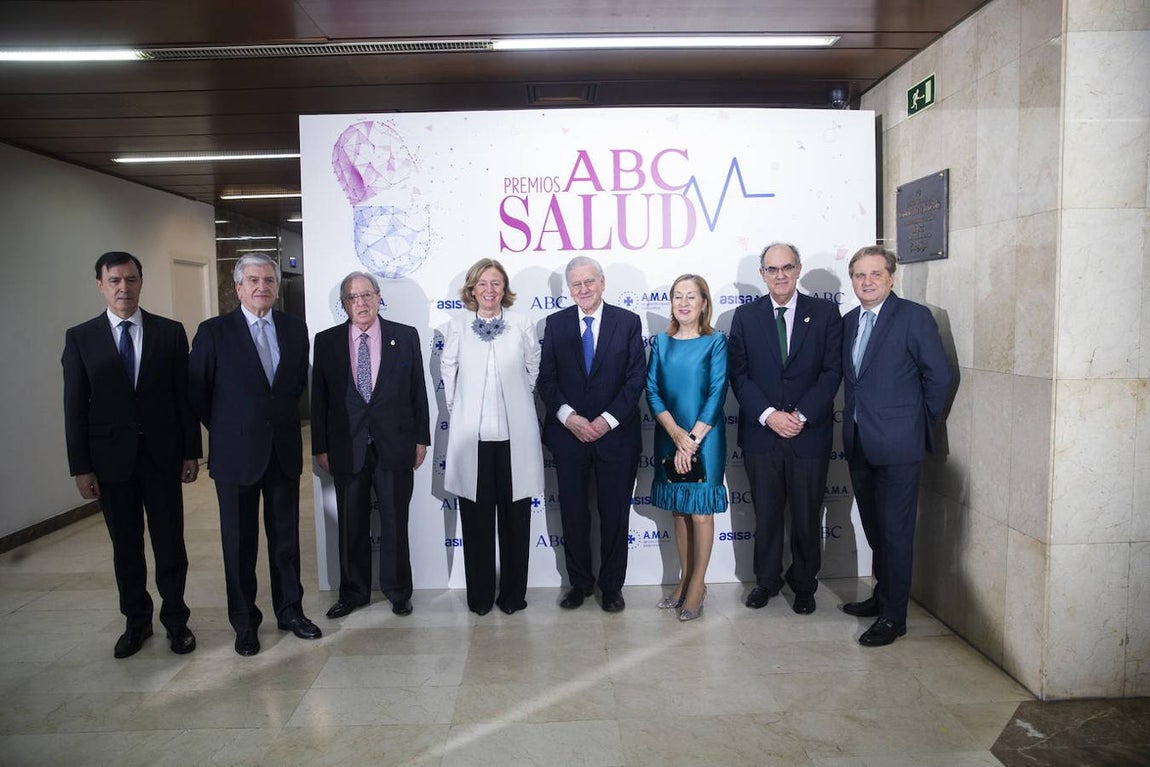 De izquierda a derecha: Rafael Pardo, director general de la Fundación BBVA, Enrique de Porres, consejero delegado de ASISA, Diego Murillo, presidente de honor de A.M,A., Catalina Luca de Tena, presidenta editoria de ABC, Valentín Fuster, director del Centro Nacional de Investigaciones Cardiovasculares, Ana Pastor, vicepresidenta del Congreso, Luis Campos, presidente de A.M.A. e Ignacio Ybarra, presidente de Vocento. 