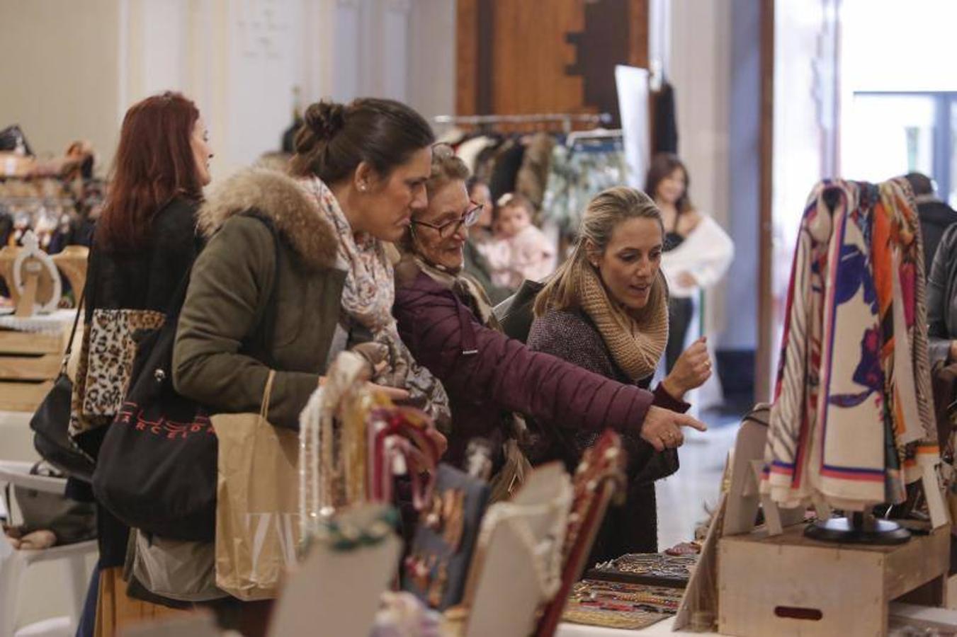 El mercadillo solidario de San Rafael de Alzheimer de Córdoba, en imágenes