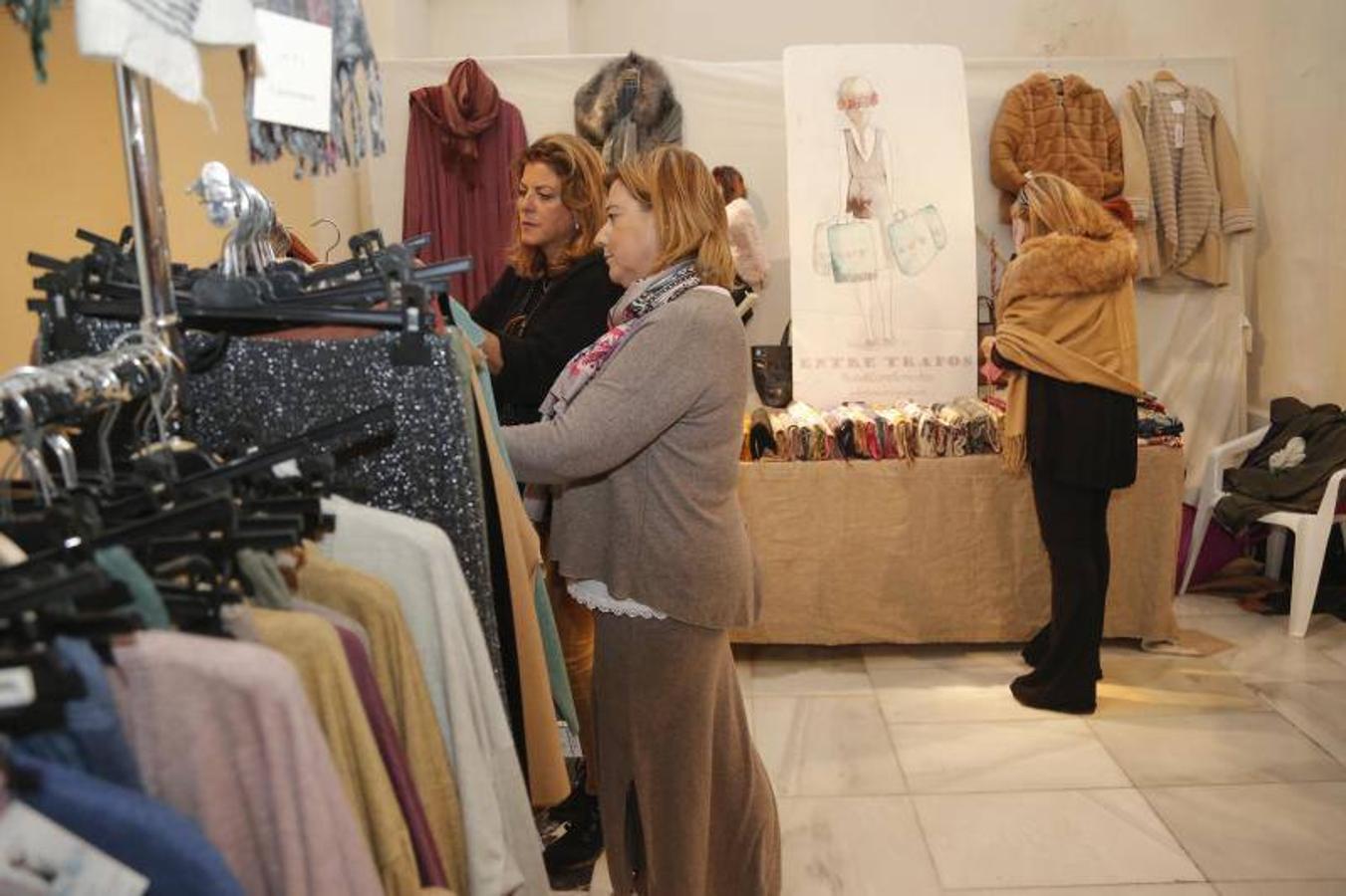 El mercadillo solidario de San Rafael de Alzheimer de Córdoba, en imágenes