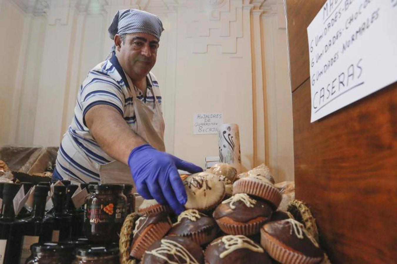 El mercadillo solidario de San Rafael de Alzheimer de Córdoba, en imágenes