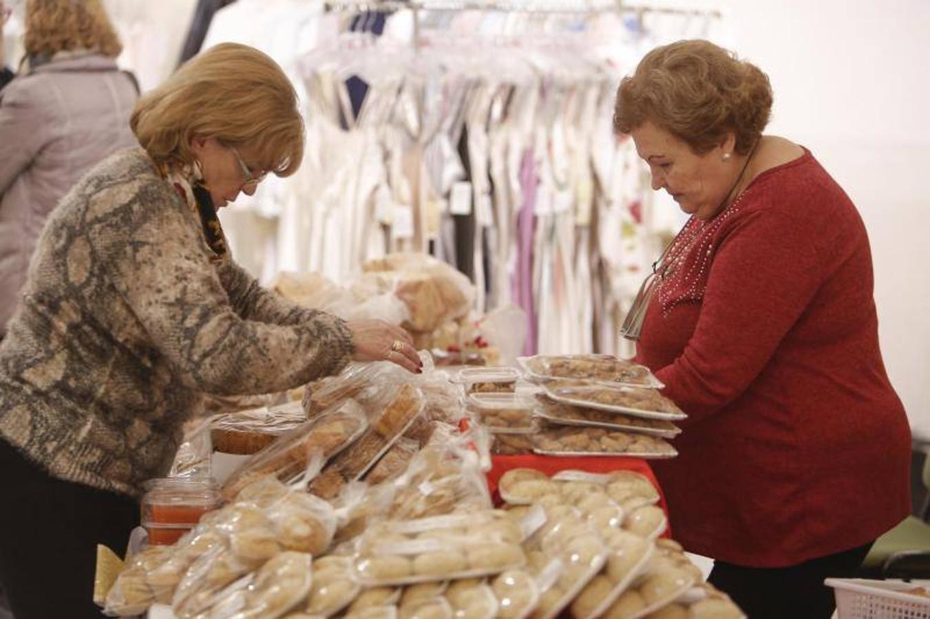 El mercadillo solidario de San Rafael de Alzheimer de Córdoba, en imágenes