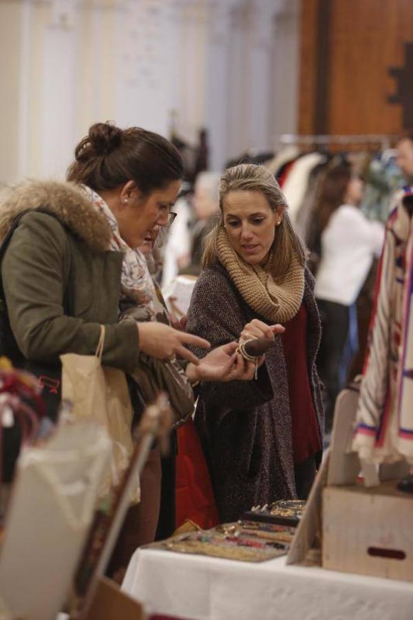 El mercadillo solidario de San Rafael de Alzheimer de Córdoba, en imágenes