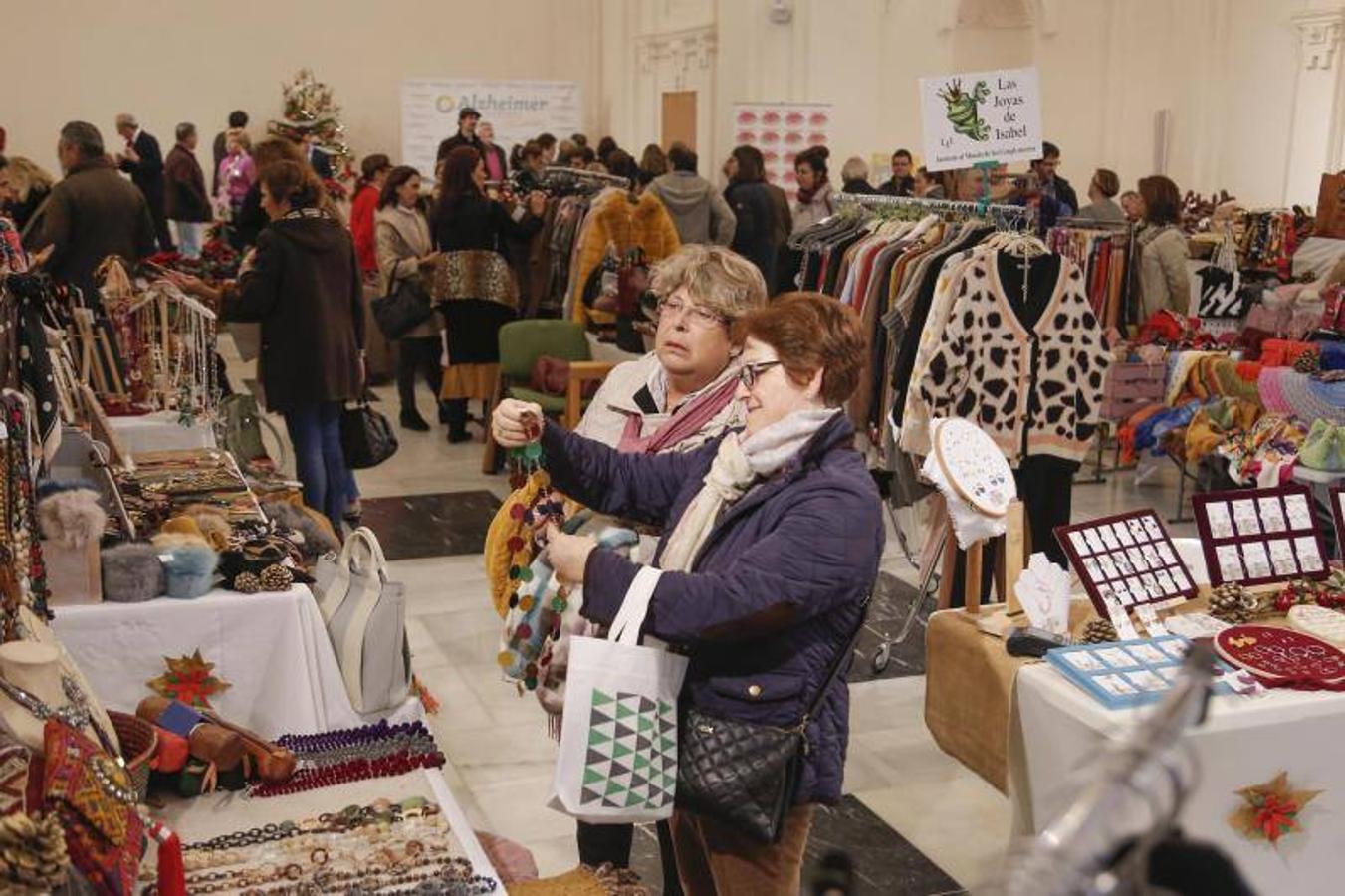 El mercadillo solidario de San Rafael de Alzheimer de Córdoba, en imágenes