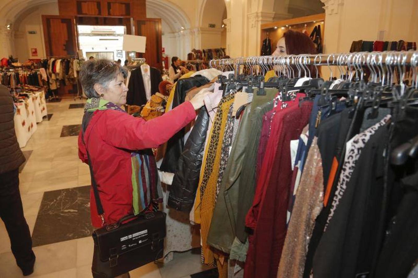 El mercadillo solidario de San Rafael de Alzheimer de Córdoba, en imágenes