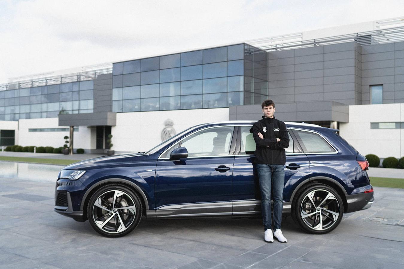 Los coches de la primera plantilla del equipo de baloncesto del Real Madrid, en imágenes