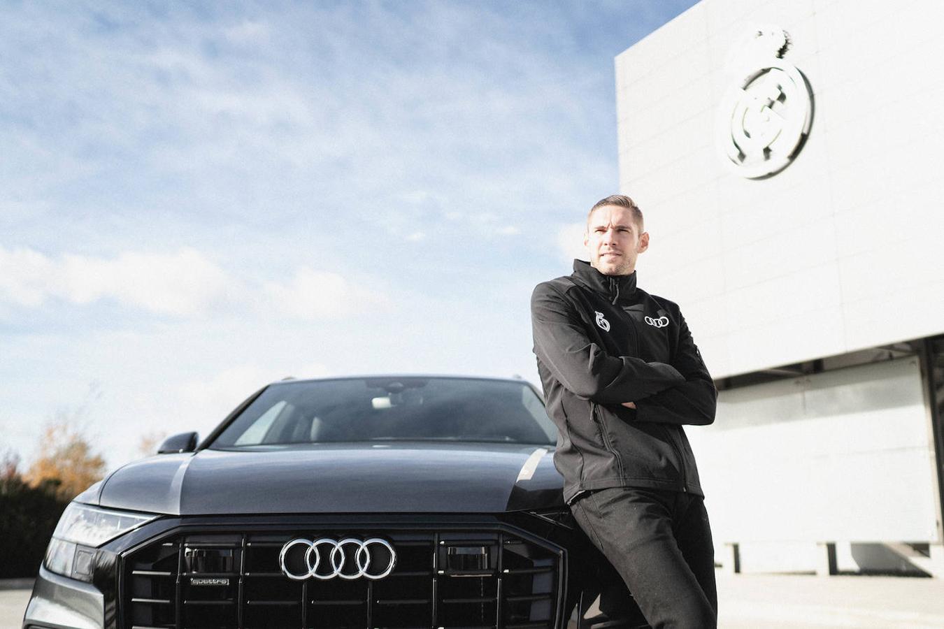 Los coches de la primera plantilla del equipo de baloncesto del Real Madrid, en imágenes