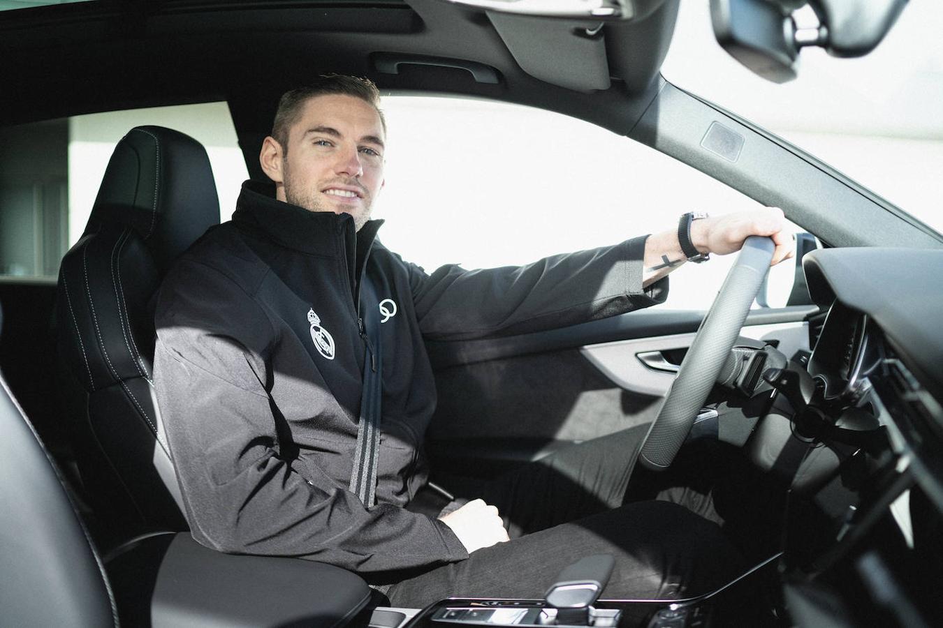 Los coches de la primera plantilla del equipo de baloncesto del Real Madrid, en imágenes