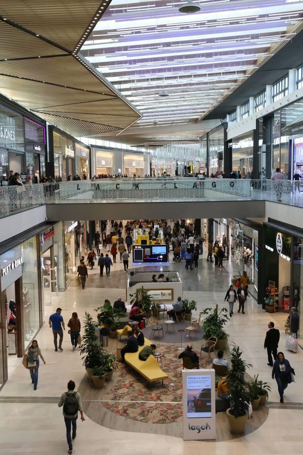 El Black Friday aterriza en los comercios del centro comercial Lagoh