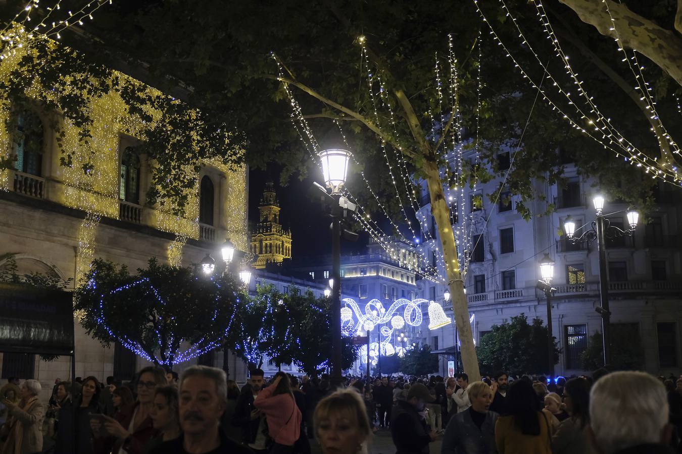 Fotogalería: Sevilla luce ya su alumbrado navideño