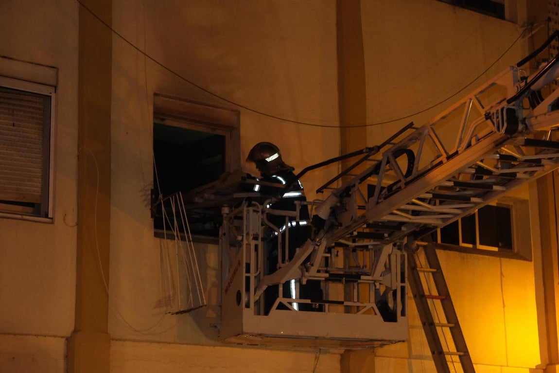 Fotos: Trágico desenlace en un incendio en Puerto Real, en la plaza de la Alegría